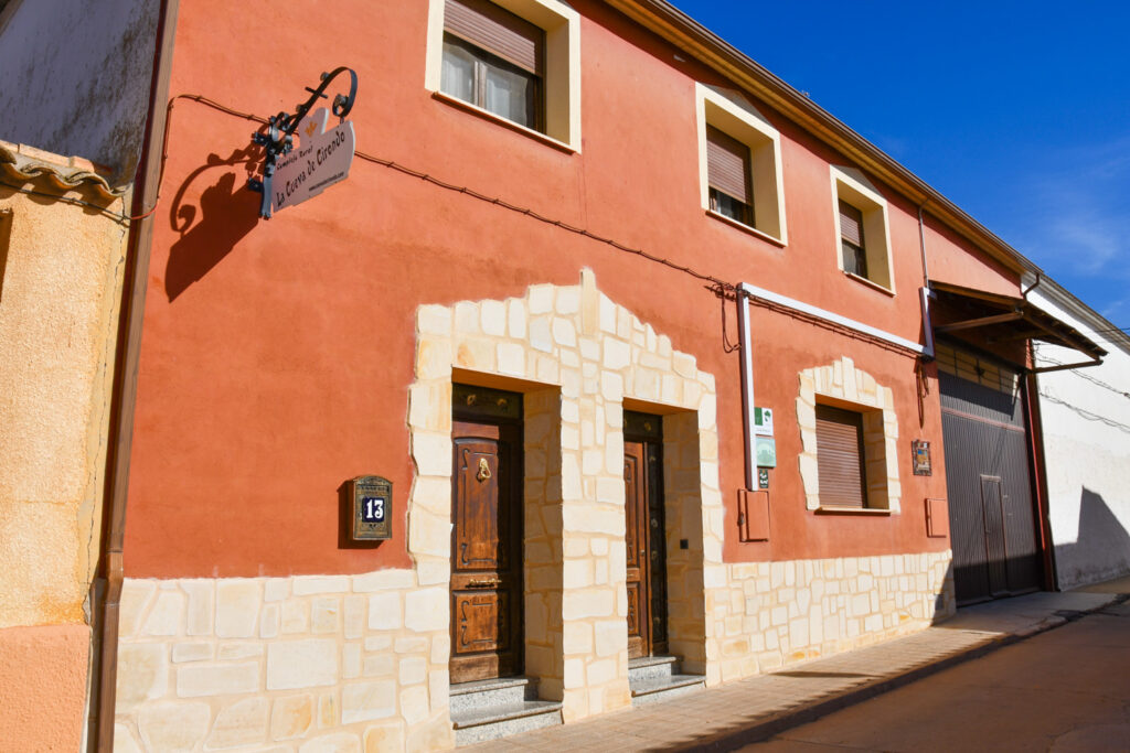 Ubicación a la fachada de nuestro Complejo Rural Cueva de Cirondo