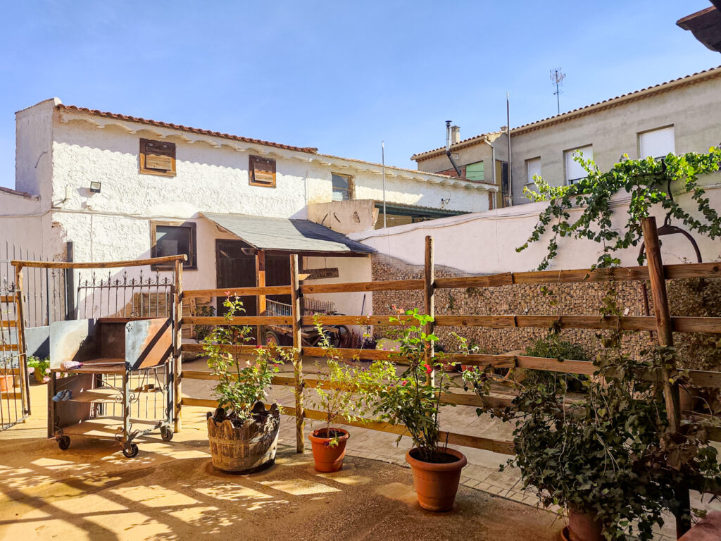 Patio casa rural | Cueva de Cirondo