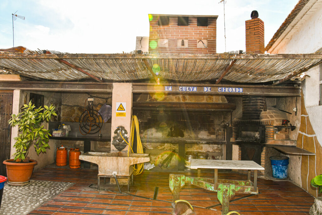 Barbacoa con horno de leña | Cueva de Cirondo