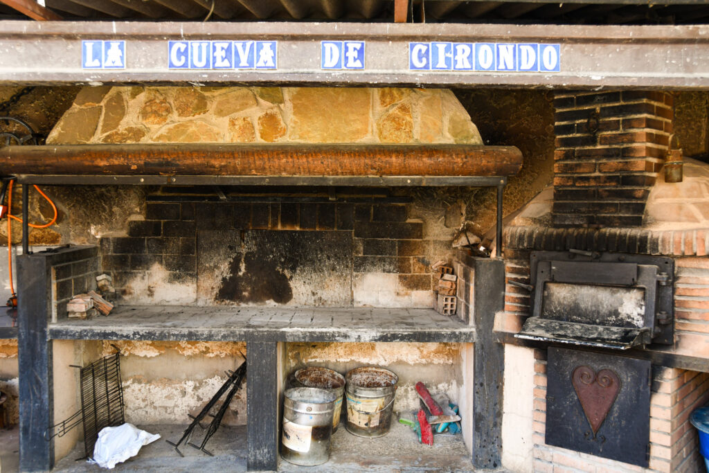 Barbacoa con horno de leña | Cueva de Cirondo