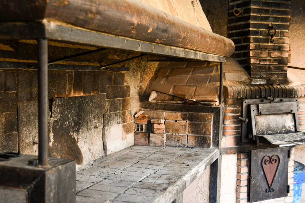Barbacoa con horno de leña | Cueva de Cirondo