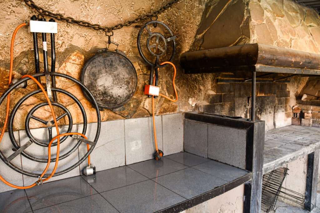 Barbacoa con horno de leña | Cueva de Cirondo